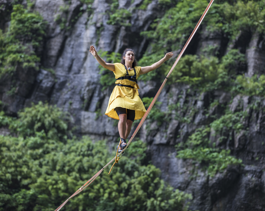 Une Fran?aise remporte un concours de slackline en talons hauts dans le Hunan