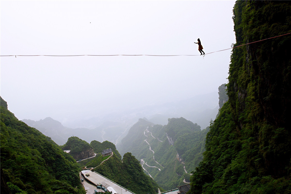 Une Fran?aise remporte un concours de slackline en talons hauts dans le Hunan