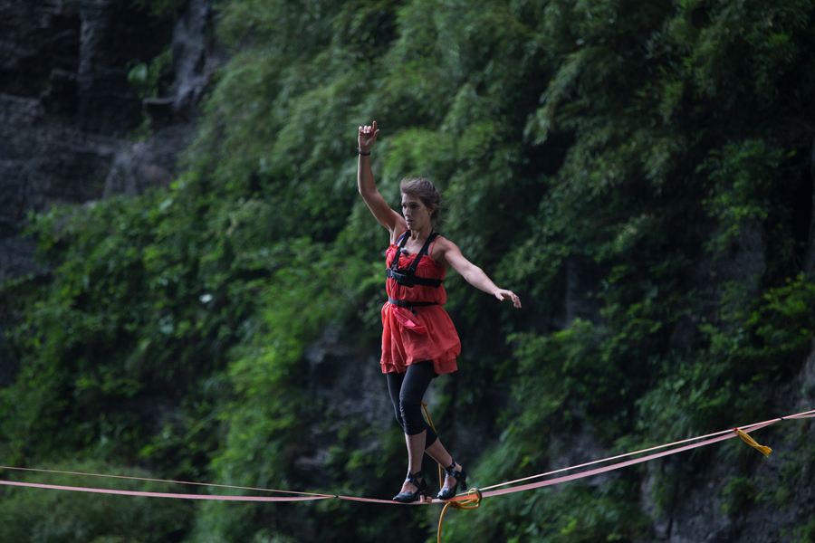 Une Fran?aise remporte un concours de slackline en talons hauts dans le Hunan