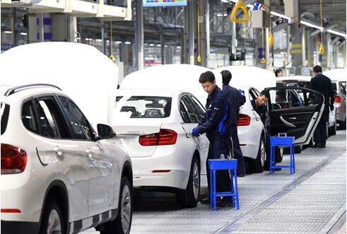 Des ouvriers au travail sur une ligne de production d'une coentreprise BMW à Shenyang, capitale de la province du Liaoning (nord-est de la Chine). (Photo / Xinhua)