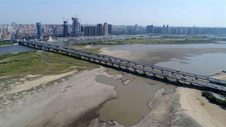 Les photos aériennes du lit asséché de la rivière Songhua à Harbin