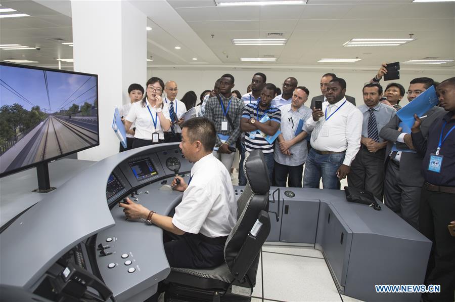 Visite d'une base de formation du personnel des trains à grande vitesse