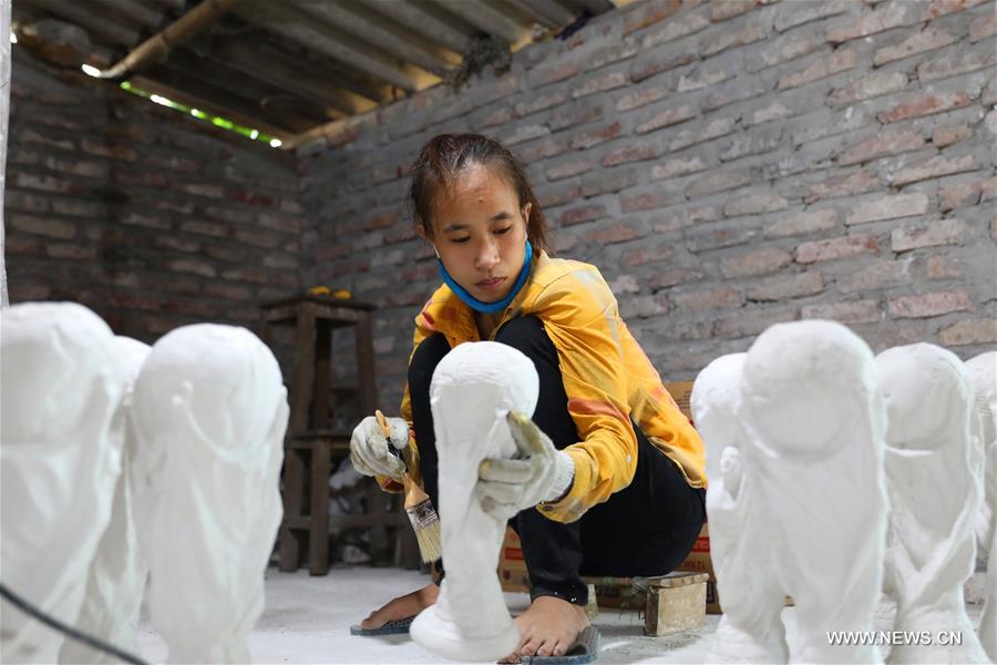 Fabrication au Vietnam de souvenirs pour la Coupe du Monde