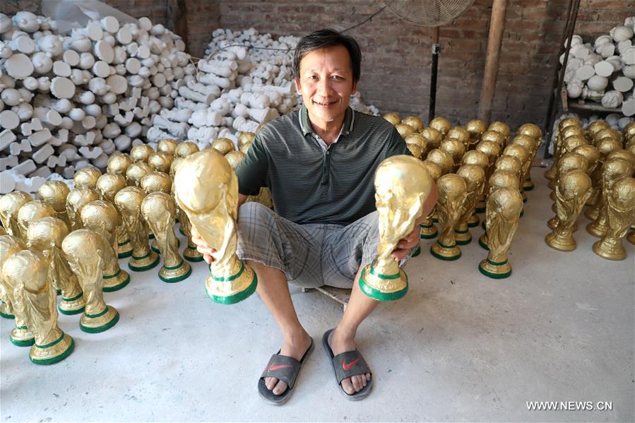 Fabrication au Vietnam de souvenirs pour la Coupe du Monde