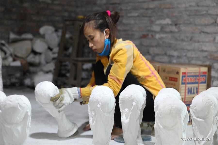 Fabrication au Vietnam de souvenirs pour la Coupe du Monde