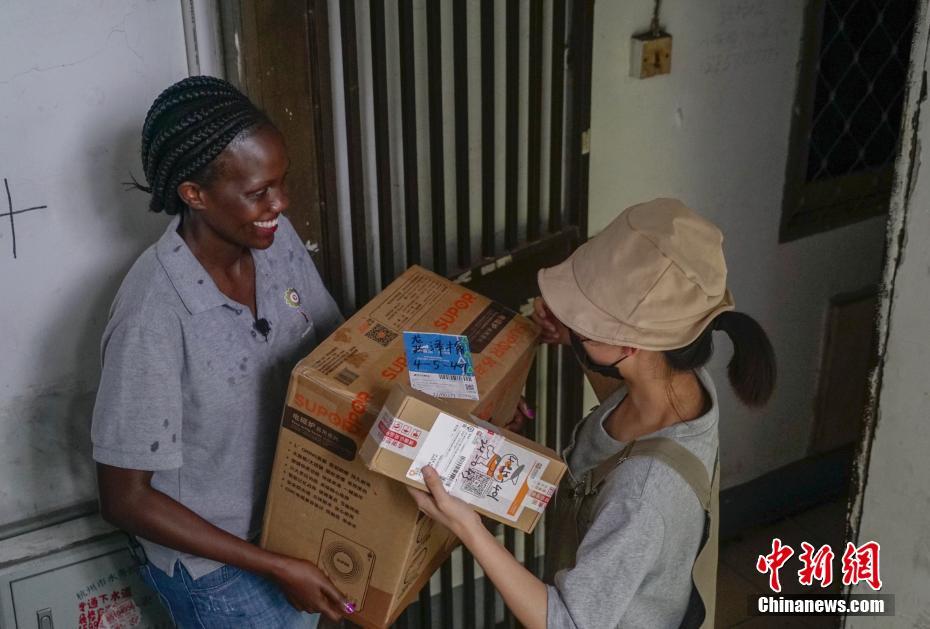 Livreuse à Hangzhou, cette africaine de 27 ans veut importer les solutions logistiques chinoises dans son pays