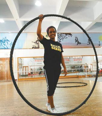 Hebei : une école forme des talents en acrobatie pour les pays en voie de développement