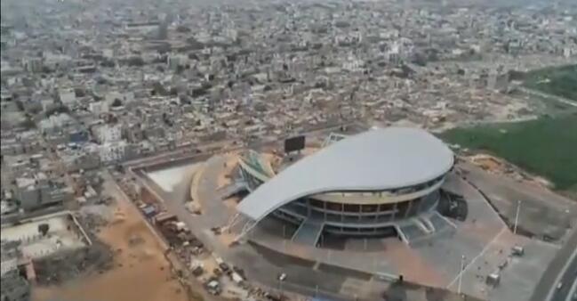 En visite dans le premier stade de lutte moderne d'Afrique construit par la Chine