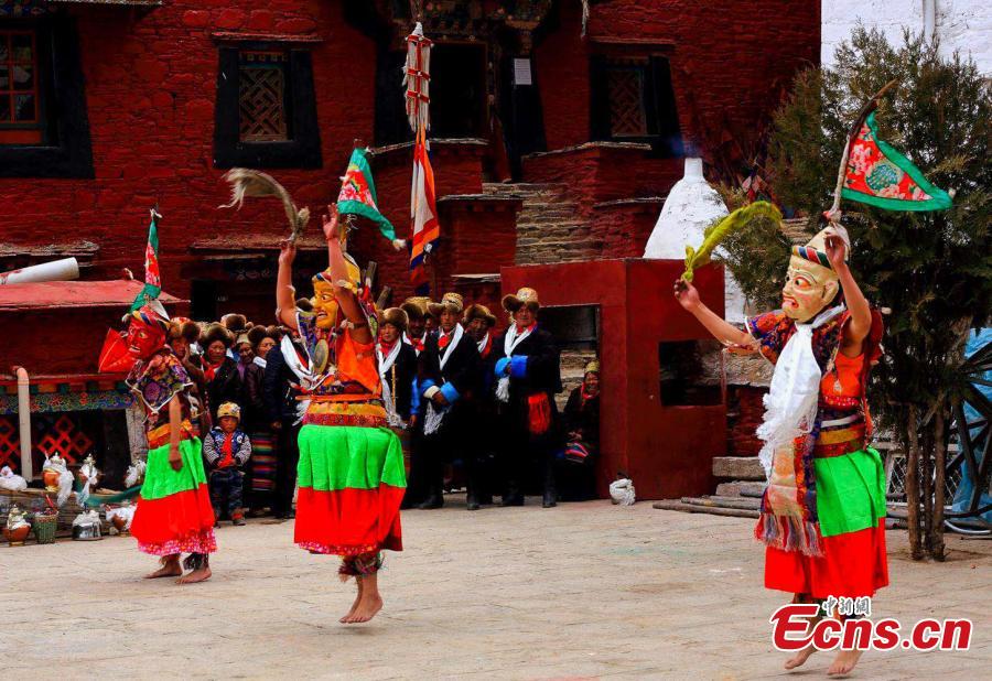 La danse ? cham ? dans un monastère tibétain