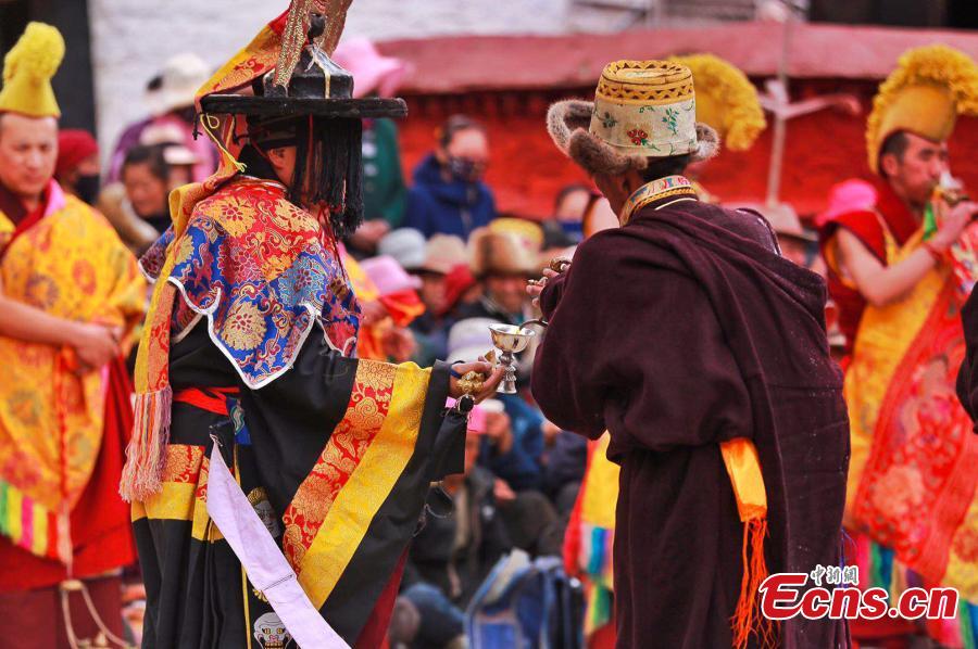 La danse ? cham ? dans un monastère tibétain