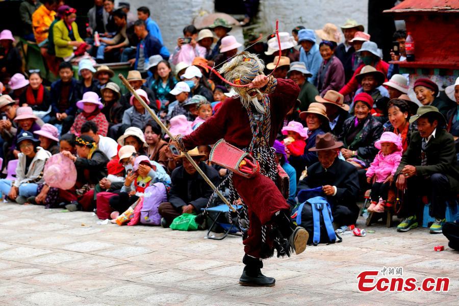 La danse ? cham ? dans un monastère tibétain