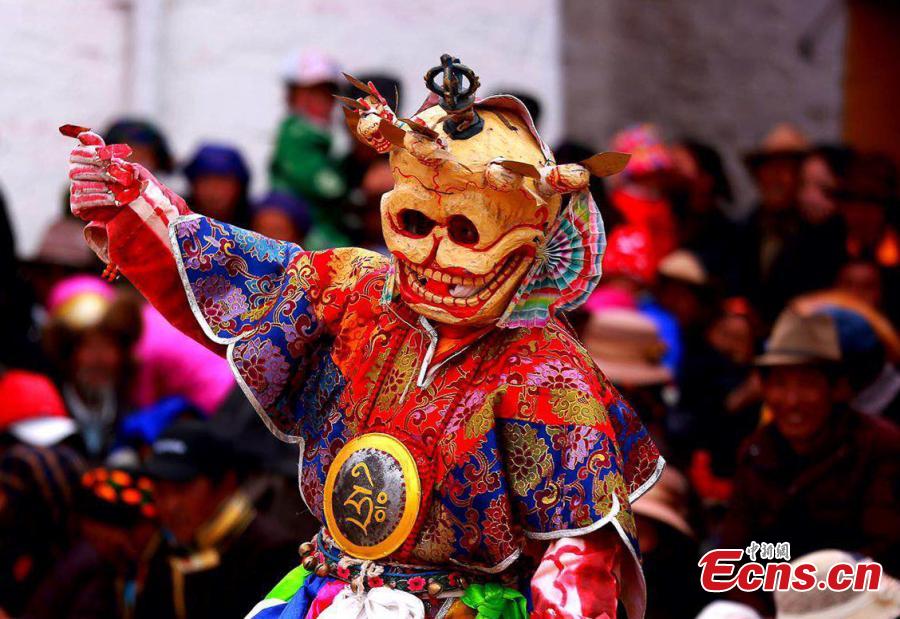 La danse ? cham ? dans un monastère tibétain