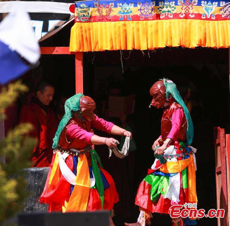 La danse ? cham ? dans un monastère tibétain