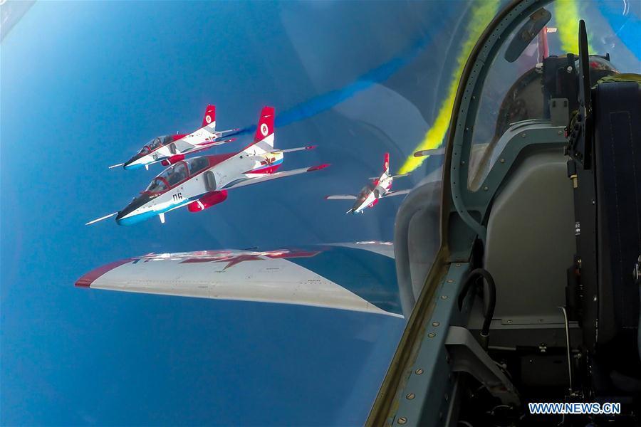 Des performances formidables lors de la journée d'ouverture de l'Université d'aviation des Forces aériennes chinoises