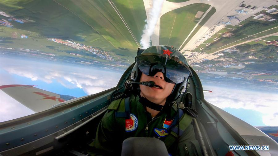 Des performances formidables lors de la journée d'ouverture de l'Université d'aviation des Forces aériennes chinoises