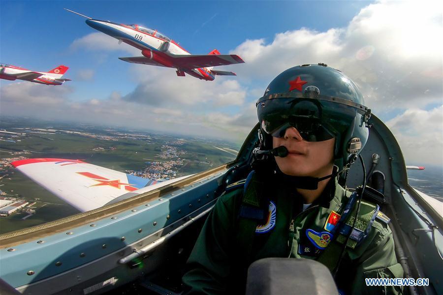 Des performances formidables lors de la journée d'ouverture de l'Université d'aviation des Forces aériennes chinoises