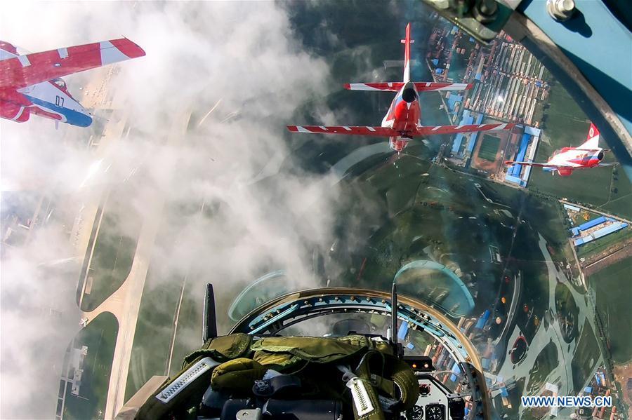 Des performances formidables lors de la journée d'ouverture de l'Université d'aviation des Forces aériennes chinoises