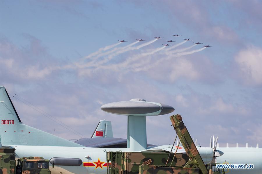 Des performances formidables lors de la journée d'ouverture de l'Université d'aviation des Forces aériennes chinoises