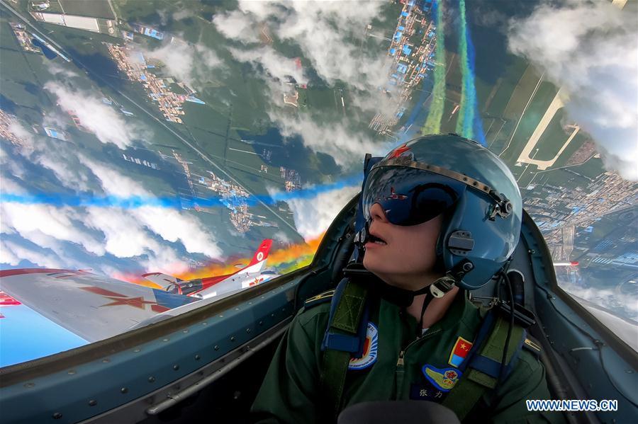 Des performances formidables lors de la journée d'ouverture de l'Université d'aviation des Forces aériennes chinoises