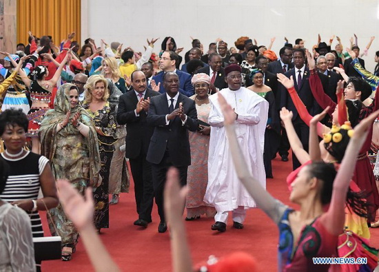 Xi Jinping organise un banquet pour les dirigeants participant au sommet du FCSA