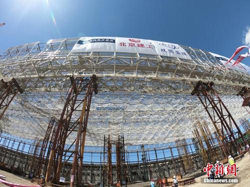 Beijing : le hangar d'avions le plus long du monde a re?u son toit