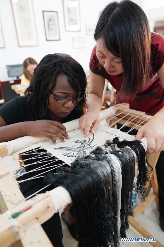 Des étudiants africains apprennent la culture chinoise à l'université de Xinyu