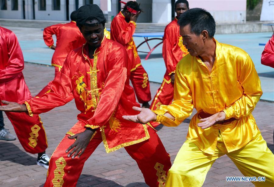 Des étudiants africains apprennent la culture chinoise à l'université de Xinyu