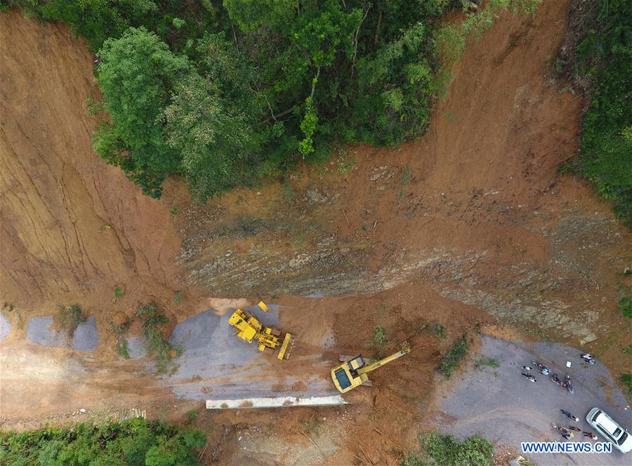 Réparations après le passage du typhon Mangkhut dans le sud de la Chine