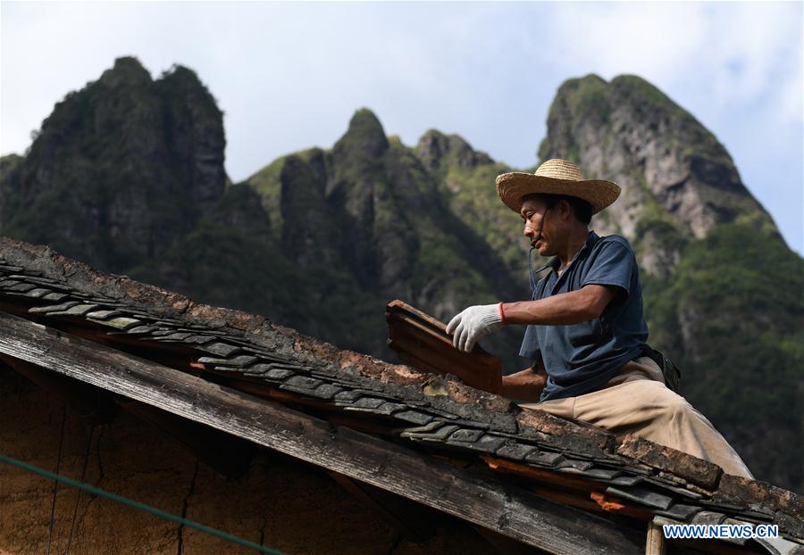 Réparations après le passage du typhon Mangkhut dans le sud de la Chine