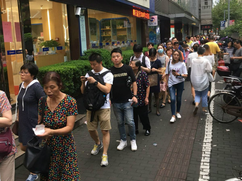 La folie du gateau de lune : de longues queues pour une gourmandise très appréciée