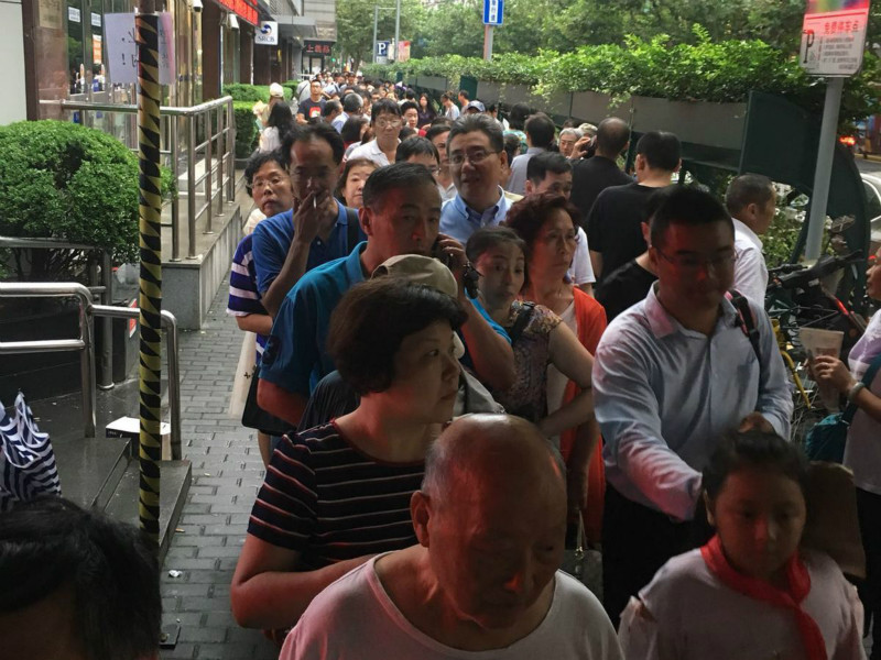 La folie du gateau de lune : de longues queues pour une gourmandise très appréciée