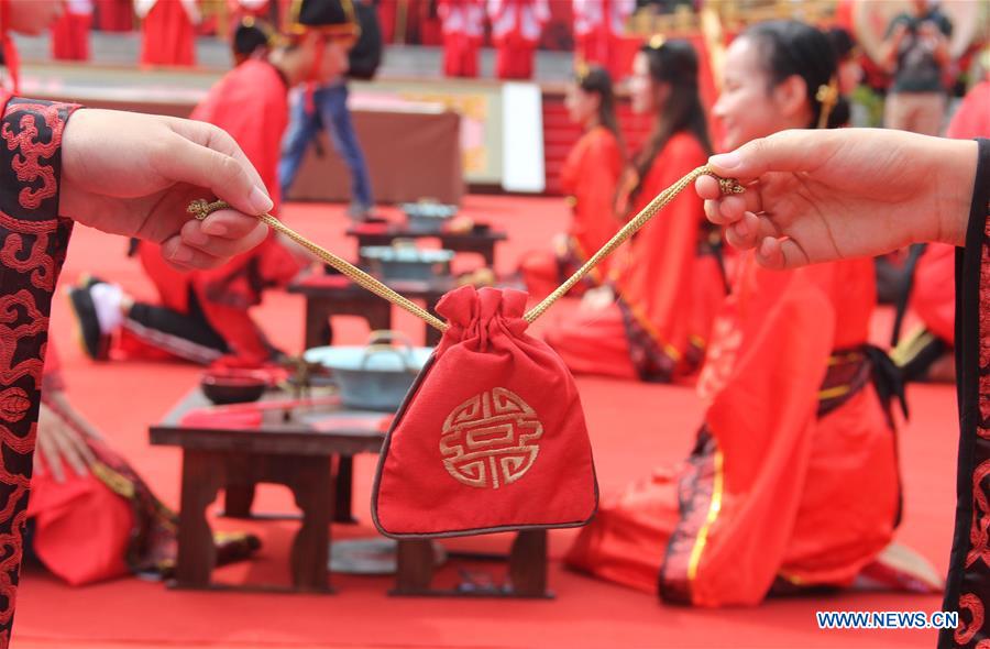 Anhui : un mariage de groupe de cinquante couples