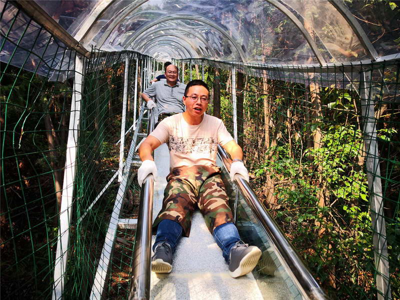 Jiangsu : un toboggan en acier et en verre dans le village de Huaxi