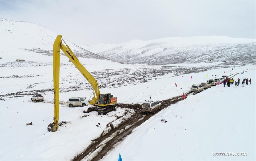 Tibet : une nouvelle route construite pour transporter des fournitures de secours