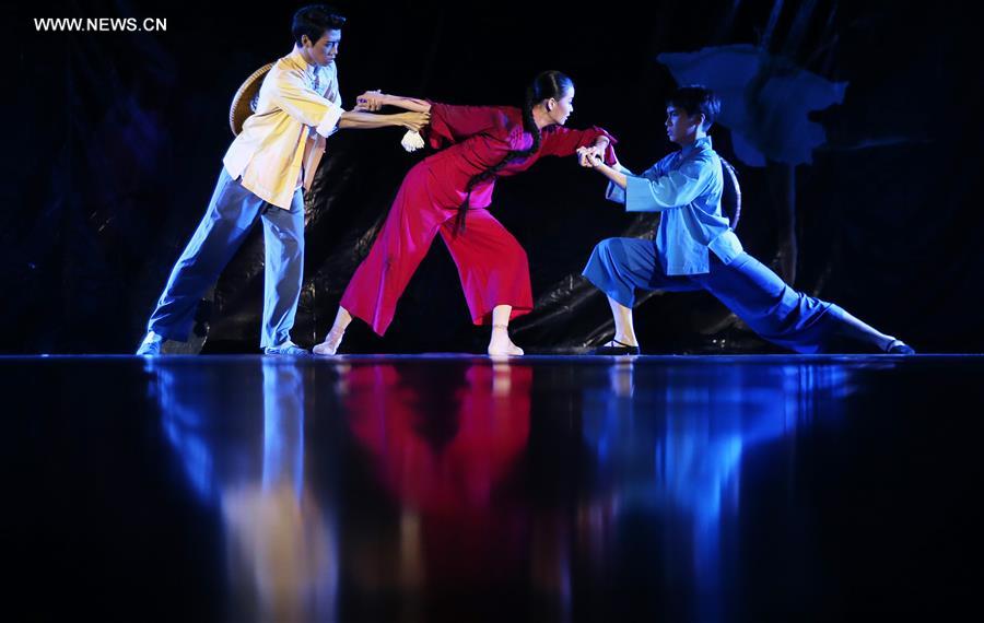 Chine : spectacle de ballet pour des étudiants et des enseignants à Hengyang