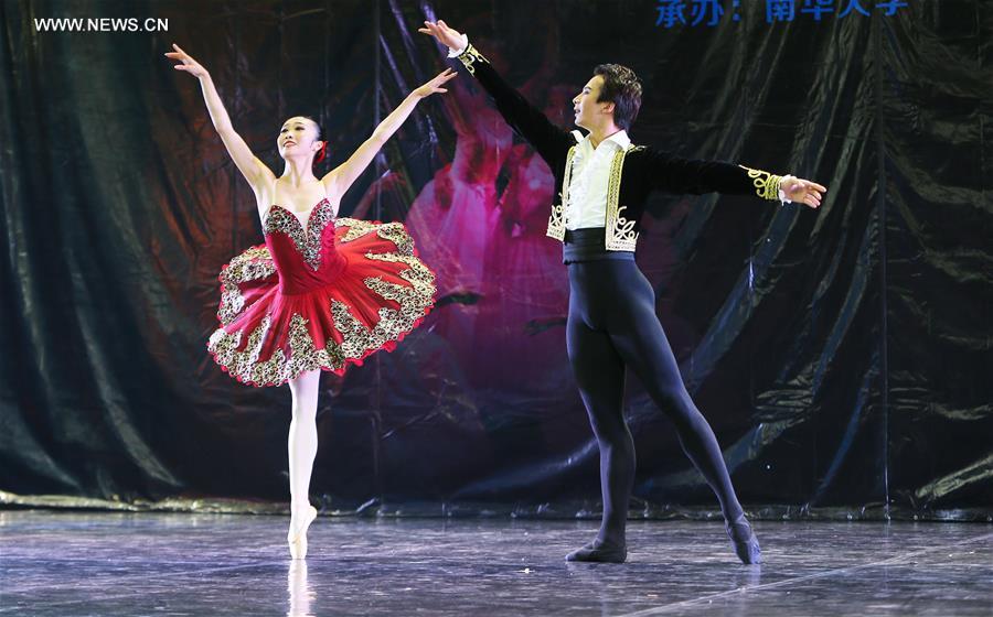 Chine : spectacle de ballet pour des étudiants et des enseignants à Hengyang