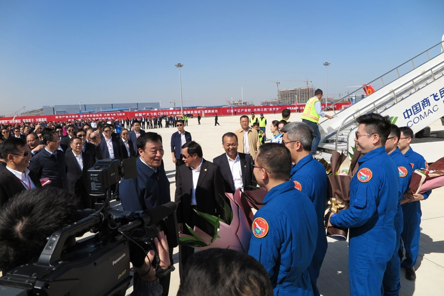 Premier vol d'essai pour l'avion chinois C919 à l'aéroport Yaohu de Nanchang