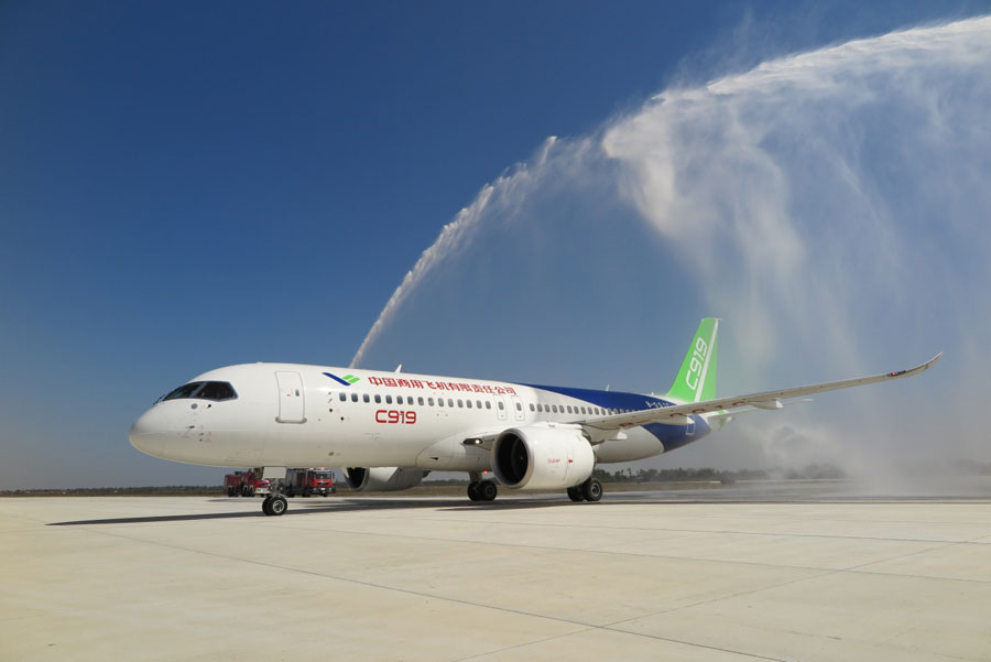 Premier vol d'essai pour l'avion chinois C919 à l'aéroport Yaohu de Nanchang