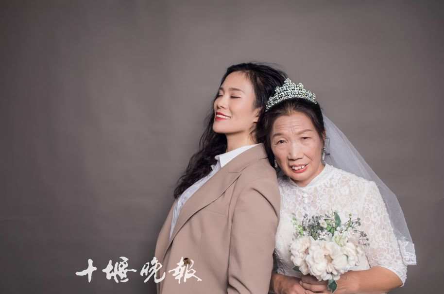 Une jeune femme pose avec sa mère veuve pour ses premières photos de mariage