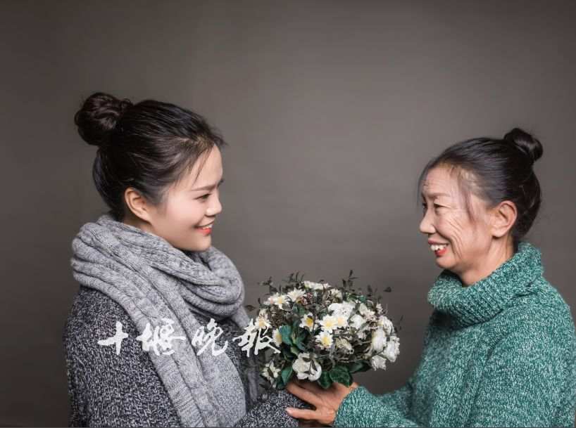 Une jeune femme pose avec sa mère veuve pour ses premières photos de mariage