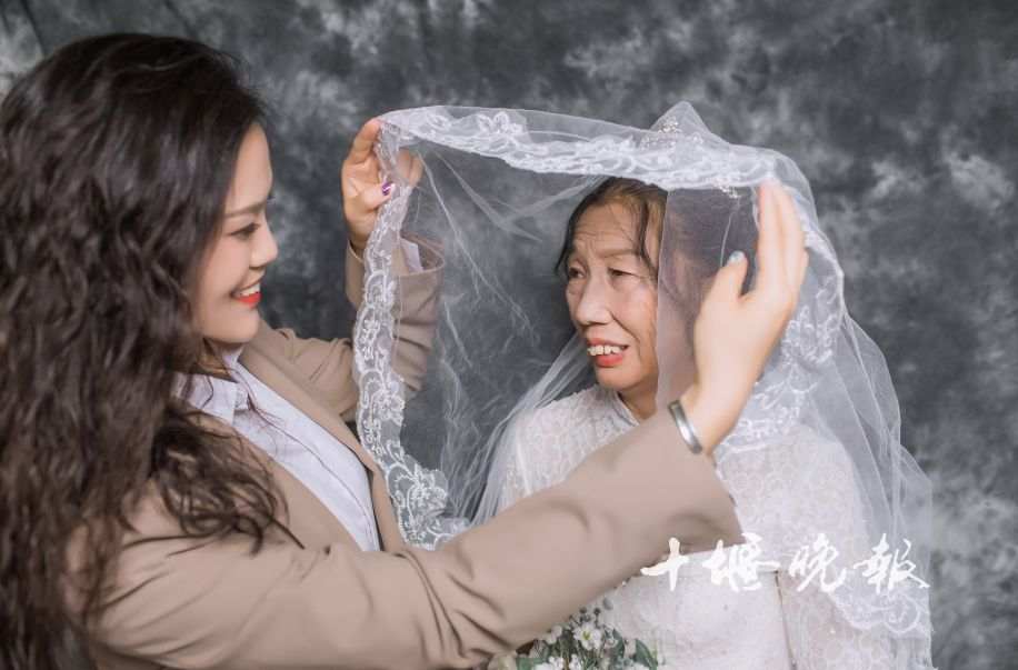 Une jeune femme pose avec sa mère veuve pour ses premières photos de mariage