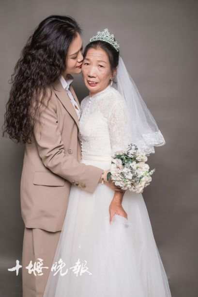 Une jeune femme pose avec sa mère veuve pour ses premières photos de mariage