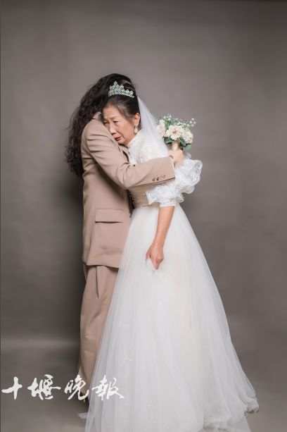 Une jeune femme pose avec sa mère veuve pour ses premières photos de mariage