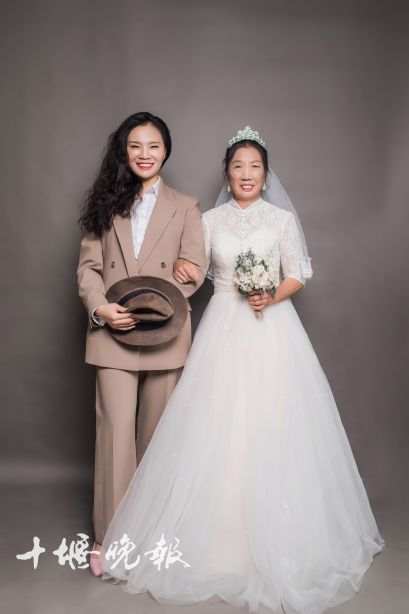 Une jeune femme pose avec sa mère veuve pour ses premières photos de mariage