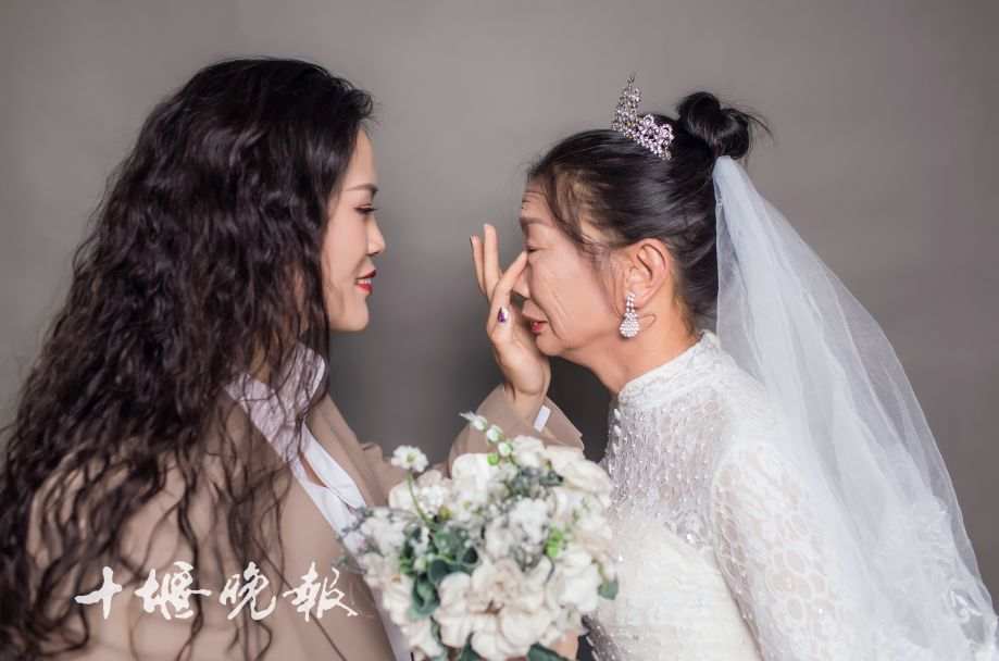 Une jeune femme pose avec sa mère veuve pour ses premières photos de mariage