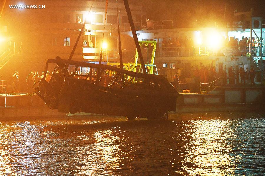 Chine : l'épave de l'autobus retiré du fleuve Yangtsé à Chongqing 