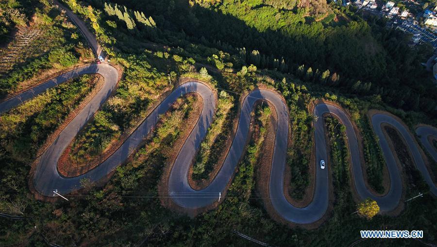 Un paysage de route de montagne sinueuse dans le Yunnan