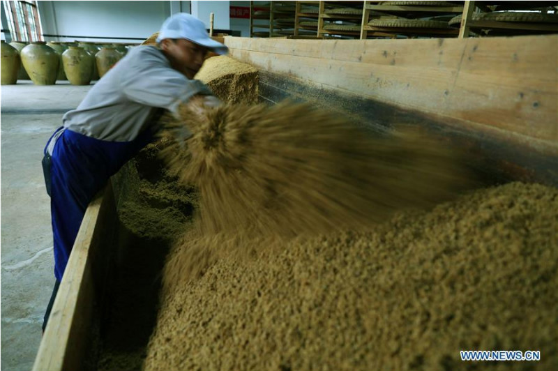 Découvrons la méthode traditionnelle de fabrication de vinaigre sauvegardée dans le Guizhou