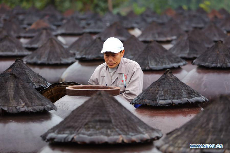 Découvrons la méthode traditionnelle de fabrication de vinaigre sauvegardée dans le Guizhou