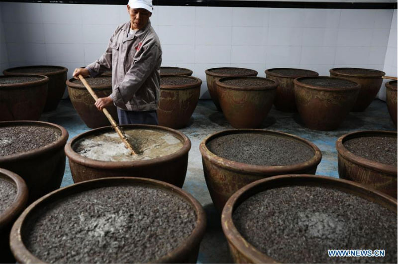 Découvrons la méthode traditionnelle de fabrication de vinaigre sauvegardée dans le Guizhou